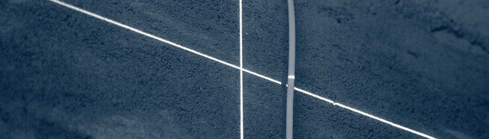 Lignes laser croisées sur un mur en béton