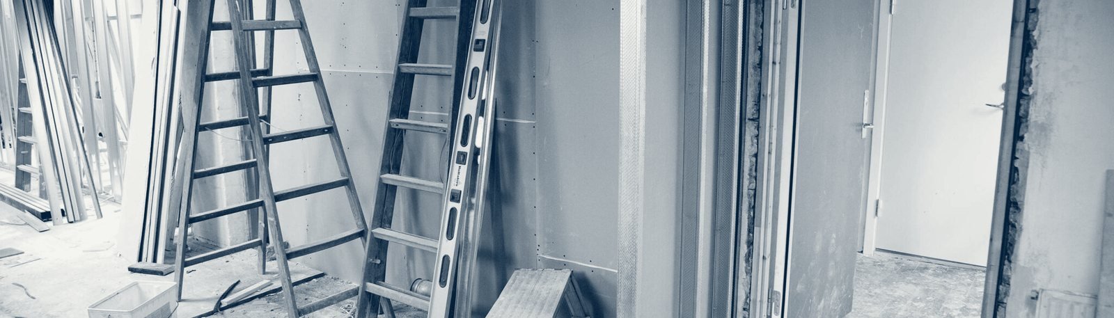 Pièce en cours de rénovation, échelles et cloisons